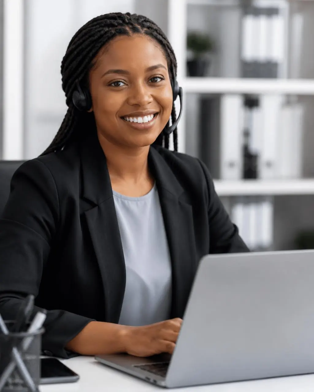 THEOVIQ client-support specialist assisting a customer